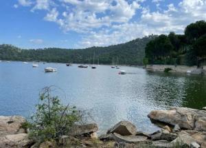eine Gruppe von Booten auf einem großen Gewässer in der Unterkunft Apartment at the foot of Pantano San Juan - 12 in Madrid