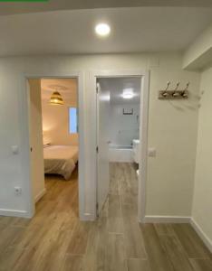 ein Zimmer mit Bad und ein Schlafzimmer mit Bett in der Unterkunft Apartment at the foot of Pantano San Juan - 12 in Madrid