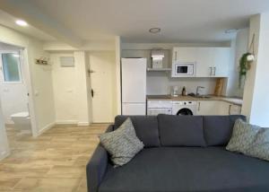 ein Wohnzimmer mit Couch und Küche in der Unterkunft Apartment at the foot of Pantano San Juan - 12 in Madrid + 1 Foto