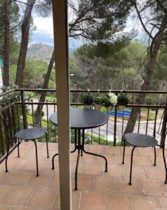 ein Tisch und zwei Stühle auf einem Balkon in der Unterkunft Apartment at the foot of Pantano San Juan - 12 in Madrid