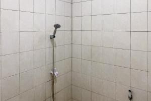 Bilik mandi di Hotel Pelangi Merak RedPartner +20 gambar