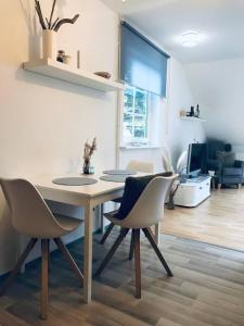 LütowにあるKleine Ferienwohnung mit Hundのダイニングルーム(テーブル、椅子付)