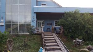 LütowにあるKleine Ferienwohnung mit Hundの青い家 +9枚の写真