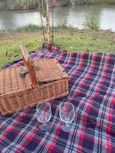 Una manta de picnic con tres copas de vino encima en Tiny home by the River in Thailand, en Phra Nakhon Si Ayutthaya