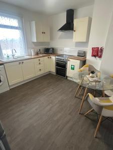 Η κουζίνα ή μικρή κουζίνα στο Skegness Town Centre Apartment 2 +4 φωτογραφίες