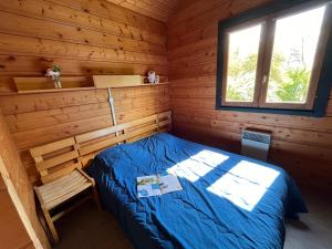 Postel nebo postele na pokoji v ubytování Camping du Lac de Saint-Pardoux + 37 fotografií