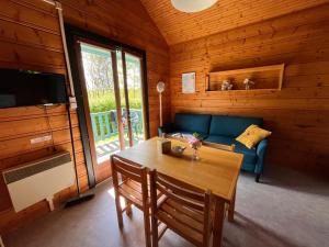 TV a/nebo společenská místnost v ubytování Camping du Lac de Saint-Pardoux