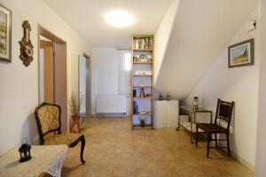 Knihovna v apartmánu