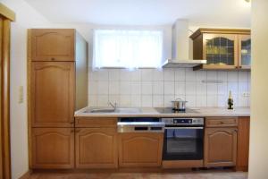 Kuchyň nebo kuchyňský kout v ubytování Geräumige Kellerwohnung in der Nähe von Umag