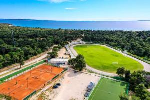 Tenis a/nebo squash v ubytování APARTMENT LEO NOVALJA nebo okolí