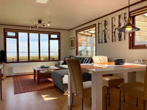 Posezení v ubytování Haus Sonnenschein mit Blick auf das Lauwersmeer