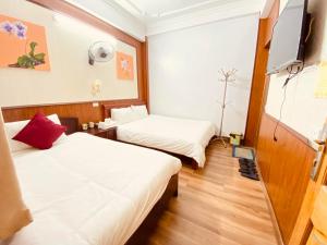 Postel nebo postele na pokoji v ubytování Khuyên Ngọc Hotel