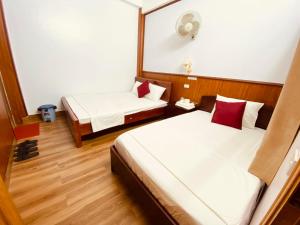 Postel nebo postele na pokoji v ubytování Khuyên Ngọc Hotel