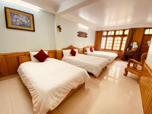 Postel nebo postele na pokoji v ubytování Khuyên Ngọc Hotel