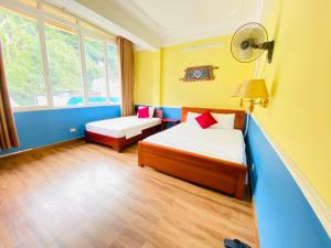 Postel nebo postele na pokoji v ubytování Khuyên Ngọc Hotel