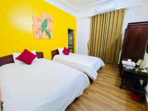 Postel nebo postele na pokoji v ubytování Khuyên Ngọc Hotel