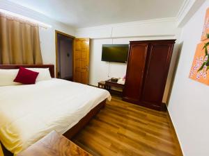 Postel nebo postele na pokoji v ubytování Khuyên Ngọc Hotel