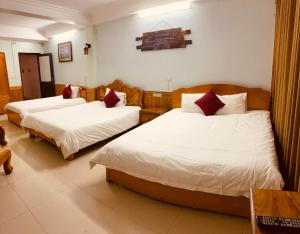Postel nebo postele na pokoji v ubytování Khuyên Ngọc Hotel + 19 fotografií