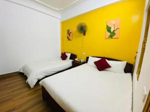 Postel nebo postele na pokoji v ubytování Khuyên Ngọc Hotel
