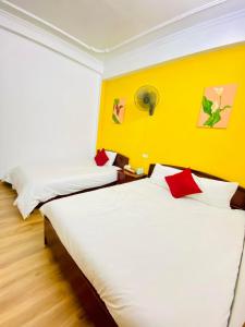 Postel nebo postele na pokoji v ubytování Khuyên Ngọc Hotel