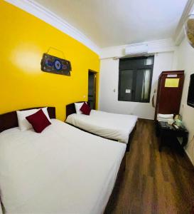 Postel nebo postele na pokoji v ubytování Khuyên Ngọc Hotel