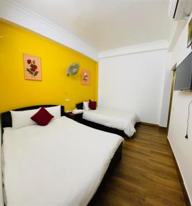 Postel nebo postele na pokoji v ubytování Khuyên Ngọc Hotel