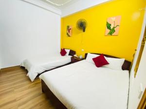 Postel nebo postele na pokoji v ubytování Khuyên Ngọc Hotel