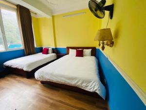 Postel nebo postele na pokoji v ubytování Khuyên Ngọc Hotel