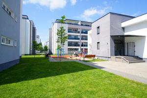 un parque con parque infantil frente a un edificio en Hunyadi Luxury Kogalniceanu, en Sibiu