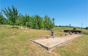 A garden outside 2 Bedroom Beautiful Apartment In Poppi