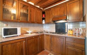 A kitchen or kitchenette at 2 Bedroom Beautiful Apartment In Poppi