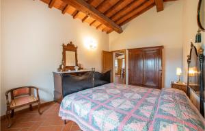 A bed or beds in a room at 2 Bedroom Beautiful Apartment In Poppi