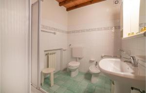A bathroom at 2 Bedroom Beautiful Apartment In Poppi