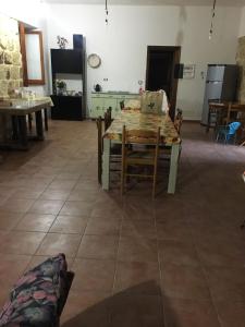 een keuken en eetkamer met een tafel en stoelen bij Casa San Vito in Modica