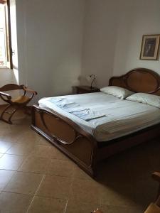 een groot bed in een kamer met twee stoelen bij Casa San Vito in Modica