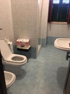 een badkamer met toilet en wastafel bij Casa San Vito in Modica