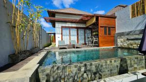 an infinity pool in the backyard of a house at HomeSix Bali in Uluwatu