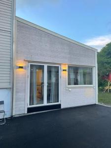 ein Haus mit einem großen Fenster an der Seite in der Unterkunft ComfyCorner 4 bedroom apartment in Sola