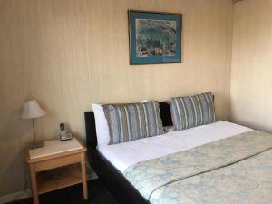Ein Bett oder Betten in einem Zimmer der Unterkunft Mayflower Motel