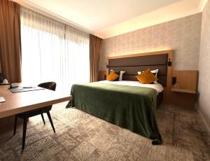 Rúm í herbergi á Hotel Restaurant Van Der Valk Nivelles-Sud