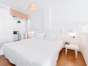 Postel nebo postele na pokoji v ubytování Hostal del Cabo + 17 fotografií