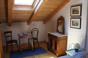 a bedroom with a mirror and a table and chairs at Liebevoll eingerichtetes istrisches Steinhaus mit großer überdachter Terrasse in zentraler Lage in Vižinada
