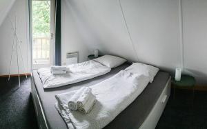 two twin beds in a room with a window at Gemütliches Haus 185 Leonie mit eigenem Parkplatz in Anjum +13 photos