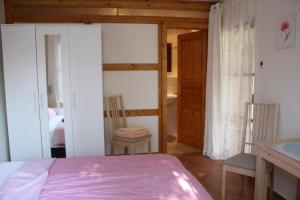 皮尔纳Gemütliches Doppelzimmer in Landhaus mit Garten und Terrasse的一间卧室配有一张床,另一间卧室配有窗户 更多14张照片