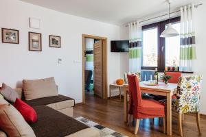 A seating area at Apartment Primulka