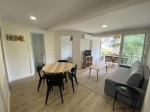 un salon avec une table et un canapé dans l'établissement Flat with lake views - Pantano San Juan - 21, à Madrid