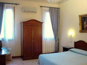 Postel nebo postele na pokoji v ubytování Hotel Florida