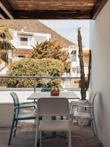 a table and chairs on a balcony with a view at Hotel MC San José in San José