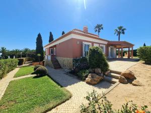 صورة لـ Ferienvilla mit Pool, Garten und Kinderspielplatz في أودياكسيري