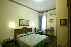 Postel nebo postele na pokoji v ubytování Hotel Florida